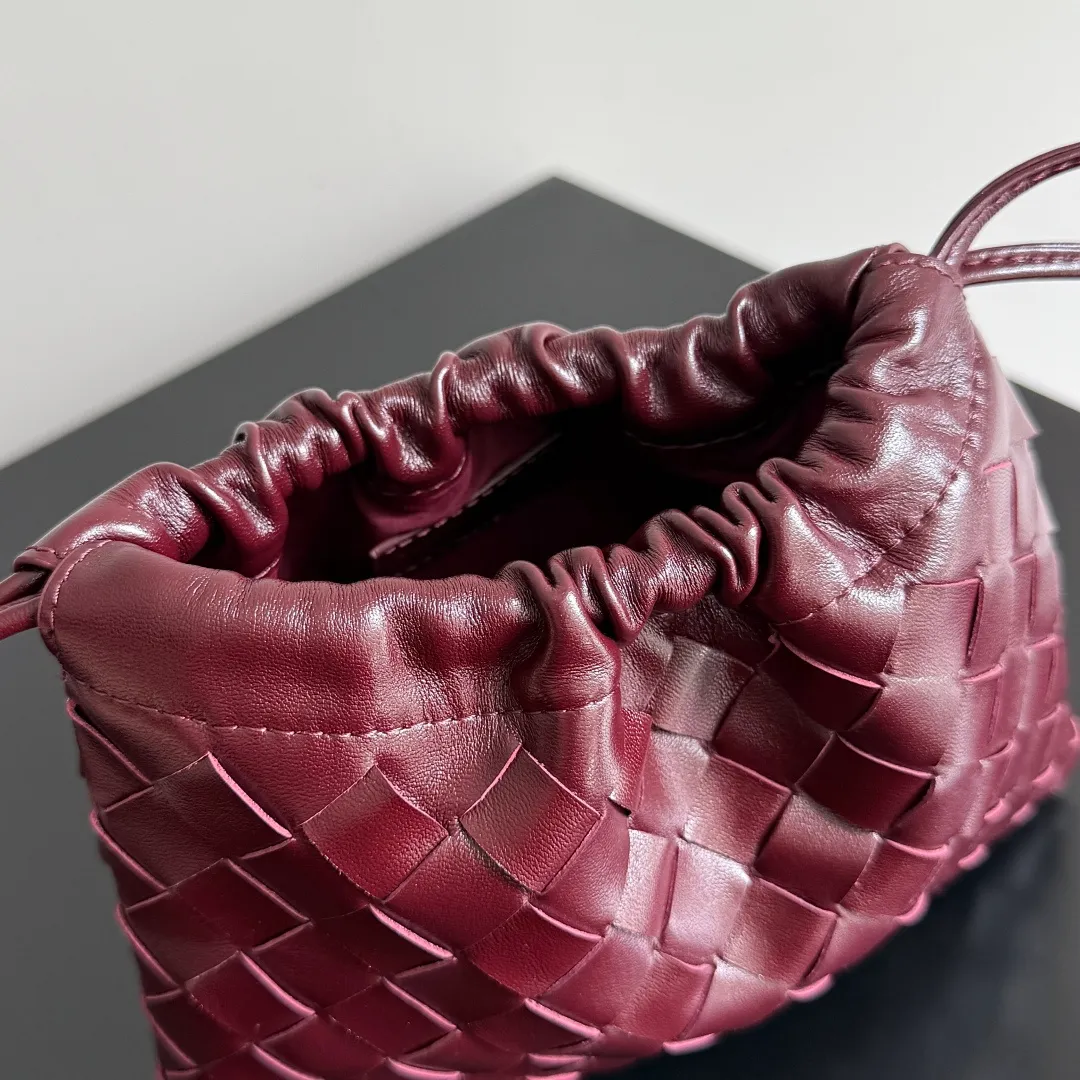 Batch 1400 BOTTEGA VENETA DUSTBAG mini size is officially launched📣📣. It still continues the classic weaving process. The lazy and casual feeling presented by the drawstring pockets is not too suitable for summer. The small back body is light and convenient. It is enough to carry lipstick and tissues when going out every day. It is not easy to make mistakes with any clothes. The shoulder strap has a buckle and pull-out design, which can be adjusted to unlock multiple carrying methods. Style number: 816987 Size: 21*16.6*1cm